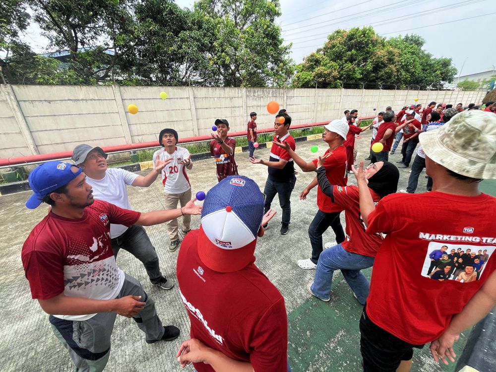 Peserta outing bermain games kelompok